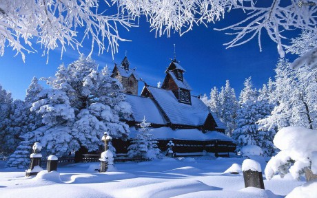 zasnezeny-kostol,-dreveny-kostol,-zasnezene-stromy,-cintorin,-zima,-sneh-149475
